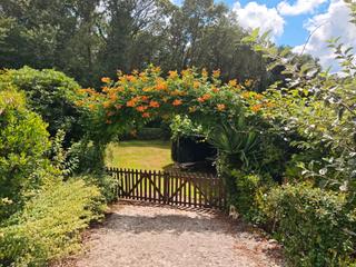 Landgut in Oroso. Finca recreativa con pequeña construcción