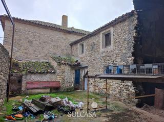 Casa  Calle carnicerias. Casa de2 alturas con posibilidad de garaje y amplio patio