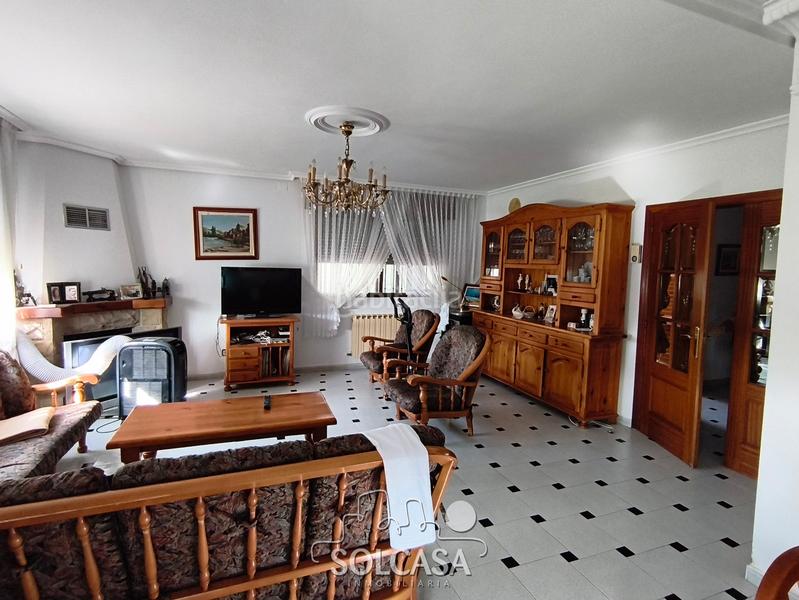 Foto 09ba14fd-b96d-4768-a675-82a91e69d662. Chalet mágnifico chalet independiente en urb. las aceñas () con piscina y nave de 200m en parcela urbana de 3700m en Simancas