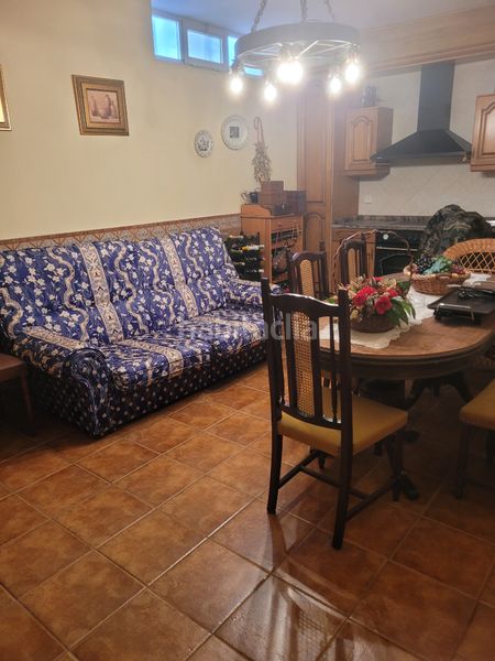 Foto c86deeef-154f-48b8-a24e-537682b63022. Casa adossada amb xemeneia calefacció aparcament a Soria