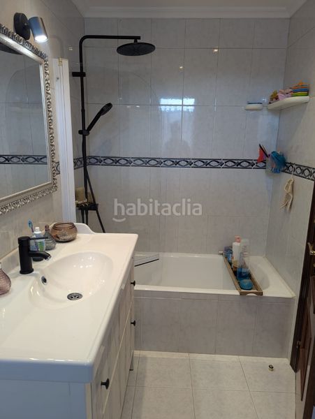 Foto a6562630-e362-4b13-9e7d-0da1a963d8b7. Casa adossada amb xemeneia aparcament a Amorebieta - Etxano