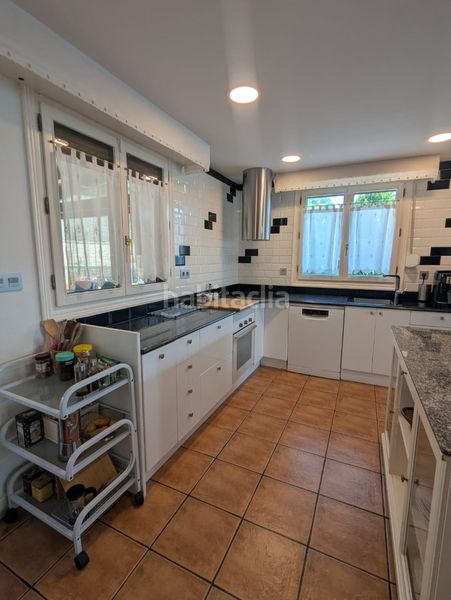 Foto e4b87a47-1058-4653-9243-045aa4cdabf6. Casa adossada amb xemeneia aparcament a Amorebieta - Etxano