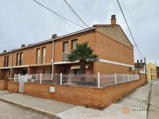 Casa adossada a Calle tertre riola 2. Chalet adosado esquinero escatrón
