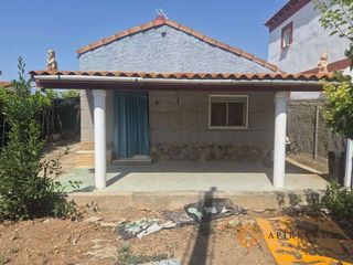 Chalet en Calle antonio catal�n 7. Chalet 2 dormitorios planta calle con jard�n junto piscinas