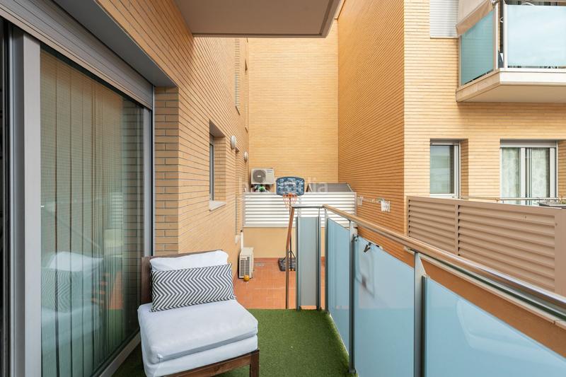 Foto 1b1e0b3d-bc69-47e5-aeff-62a95b2526c8. Piso obra seminueva con amplio patio ubicada a 2 del metro l2 en Badalona