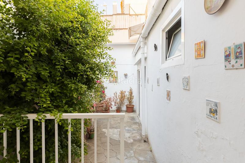 Foto 3f9538f4-6ae1-4142-bafb-761a02b3d6fc. Casa  totalmente exterior ubicada en segunda línea de mar en Badalona