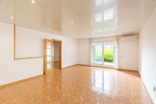 Flat in Casagemes. Planta baja de 116m ubicada a 10 del metro de pompeu fabra