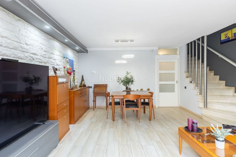Foto c3b81f2a-7e57-4a72-b915-73fc52e07b10. Casa amb calefacció a Bufalà Badalona