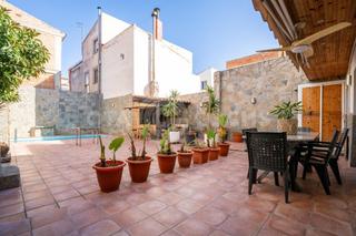 House in Carrer tarragona 9. Casa de 4 habitaciones con garaje y gran terraza piscina y barba