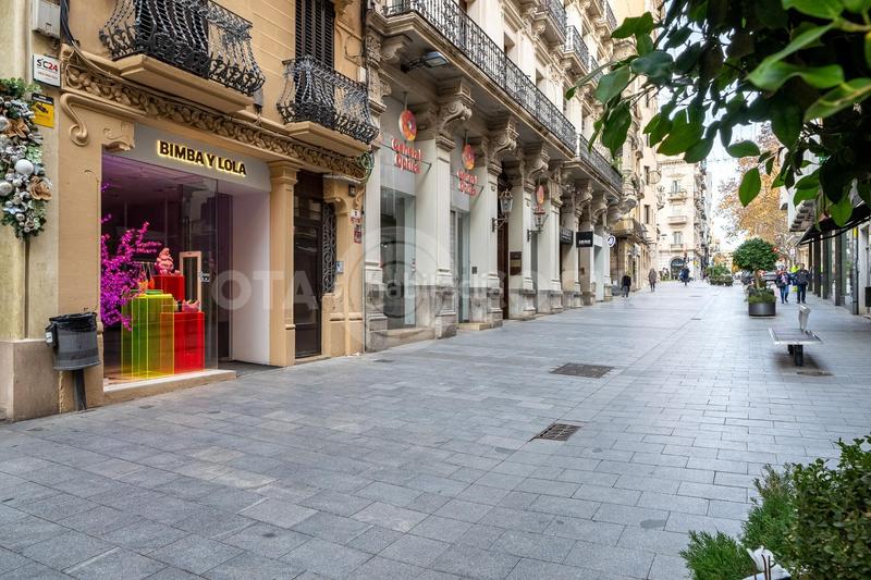 Foto 9dd2c72e-a515-4b35-9b3c-98f11d2db0ae. Piso  reformado a estrenar en calle llovera en Reus