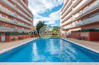 Flat  Carrer manresa. Piso de cuatro habitaciones con opcion a parking en jardins de r