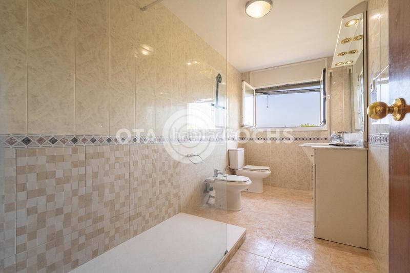Foto 18229bde-aace-4e1f-a4f6-f2e2b3e81774. Xalet amb aparcament a Llevant Reus