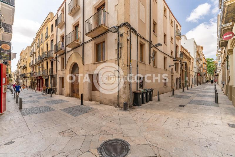 Foto 14f19916-0635-4519-9234-02e3a58fcbb4. Edificio  para invertir en el corazon en Centre Reus