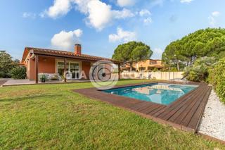 Chalet  Carrer roses de les. Magnifico chalet con jardin y piscina privada en aiguesverds