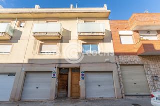 Casa adossada  Carrer comandant sugranyes. Casa adosada de 4 habitaciones en reus