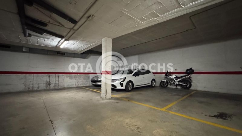 Foto 3d725ec7-de6f-4104-8671-5745e81a6c6b. Aparcament cotxe a Mestral Reus