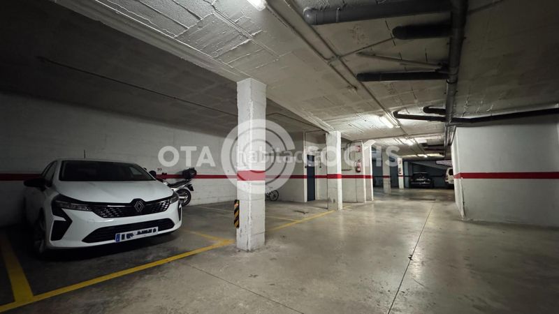 Foto 7fade497-c68d-4970-9d22-bc5ba17f6292. Aparcament cotxe a Mestral Reus