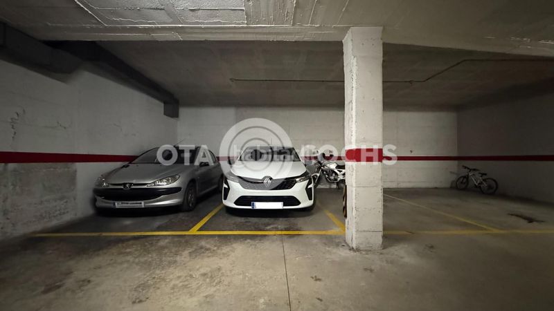 Foto b57c3a81-0e28-4714-8efb-5525f151d790. Aparcament cotxe a Mestral Reus