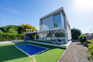 Chalet  Carrer balandres. Espectacular casa de diseño en cambrils