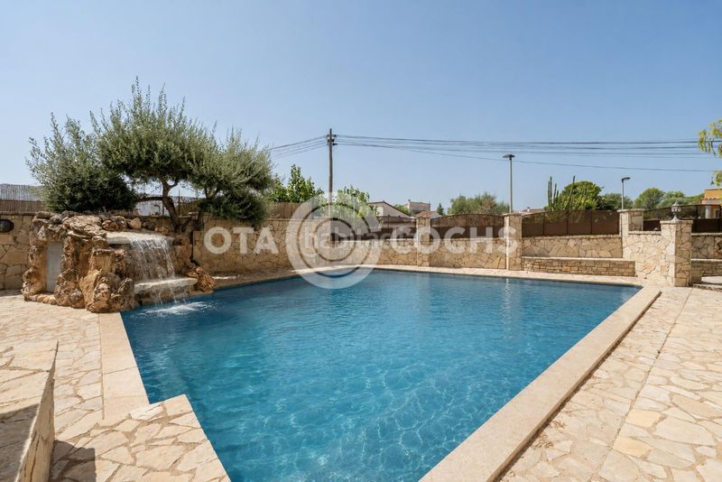 Foto 8745ebd2-b91d-4794-bcd7-58b734d959f8. Xalet amb calefacció aparcament piscina a Botarell