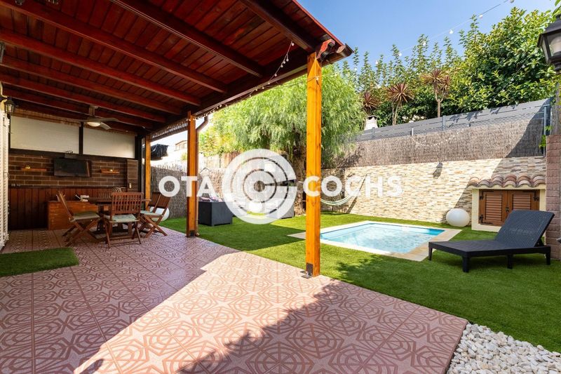 Foto 0f140c84-3644-4bfe-ad16-f32fdedd462c. Casa adossada amb calefacció aparcament piscina a Reus