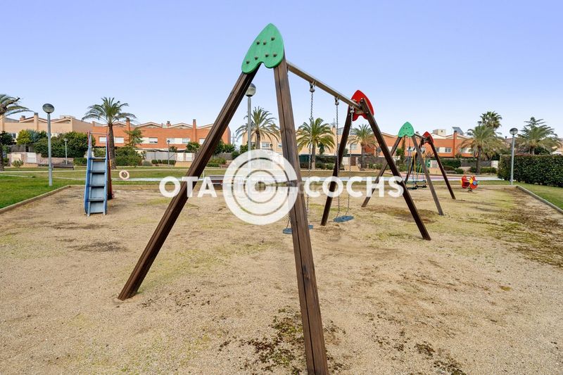 Foto 7e0bbff9-b72b-4288-af6d-eaa77c01e422. Casa adossada amb calefacció aparcament piscina a Reus