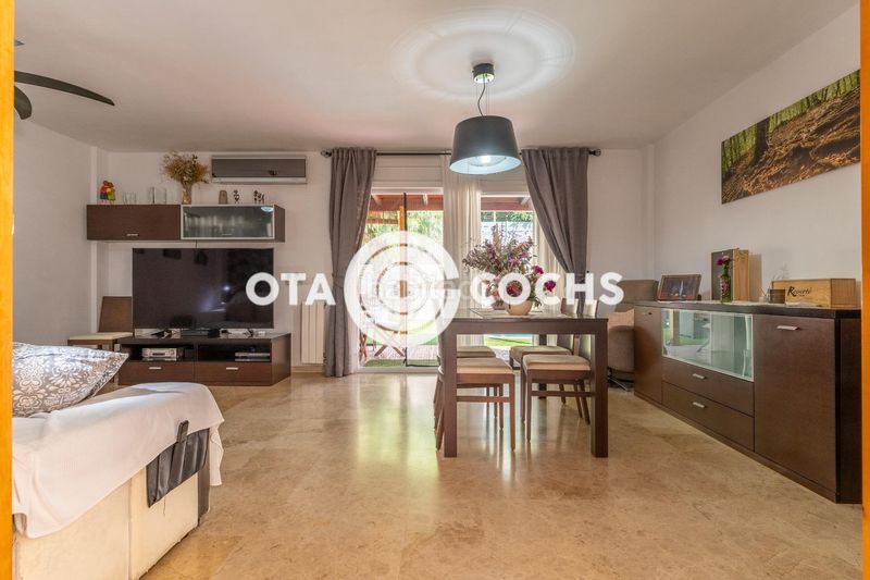 Foto ab9a1bbf-cf83-40b3-8666-6491612677dc. Casa adossada amb calefacció aparcament piscina a Reus