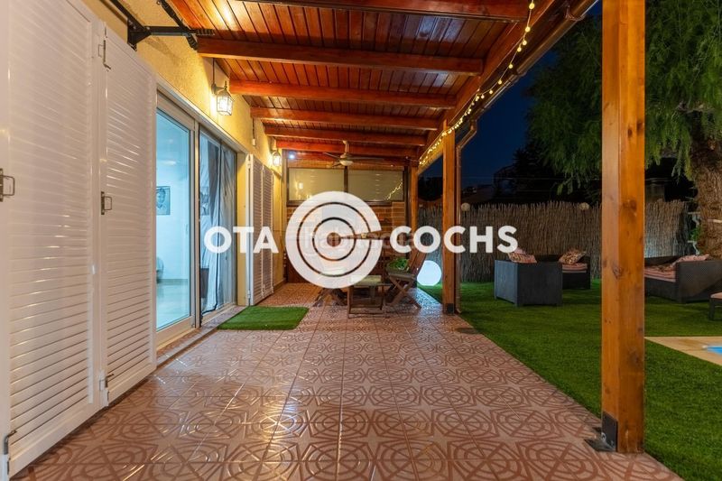 Foto aec81448-6a75-4caf-8cbc-92a465bda1ea. Casa adossada amb calefacció aparcament piscina a Reus