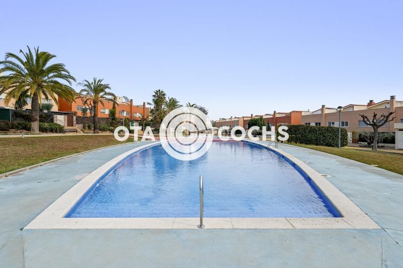 Foto afbdcd5a-4015-4da2-93ac-5a7f5aedb76d. Casa adossada amb calefacció aparcament piscina a Reus