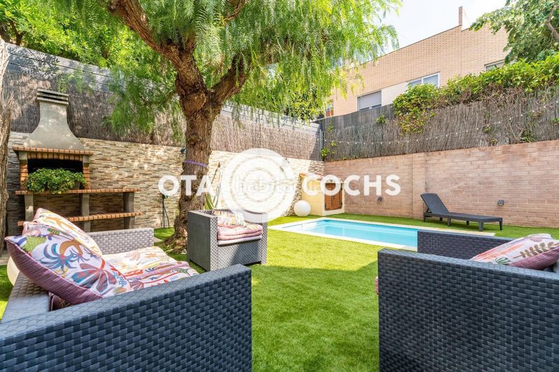 Foto b7b7519c-fd18-4301-9d24-298179cff480. Casa adossada amb calefacció aparcament piscina a Reus