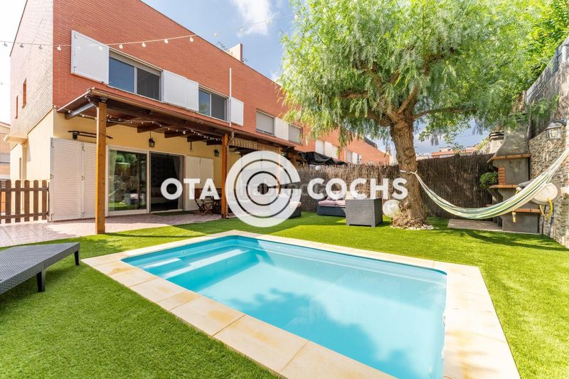 Foto be9e5eaa-f801-42fc-be75-05ffb155e525. Casa adossada amb calefacció aparcament piscina a Reus