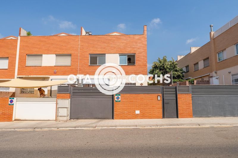 Foto e3be017e-fb67-47d5-8516-208a171ce2d9. Casa adossada amb calefacció aparcament piscina a Reus