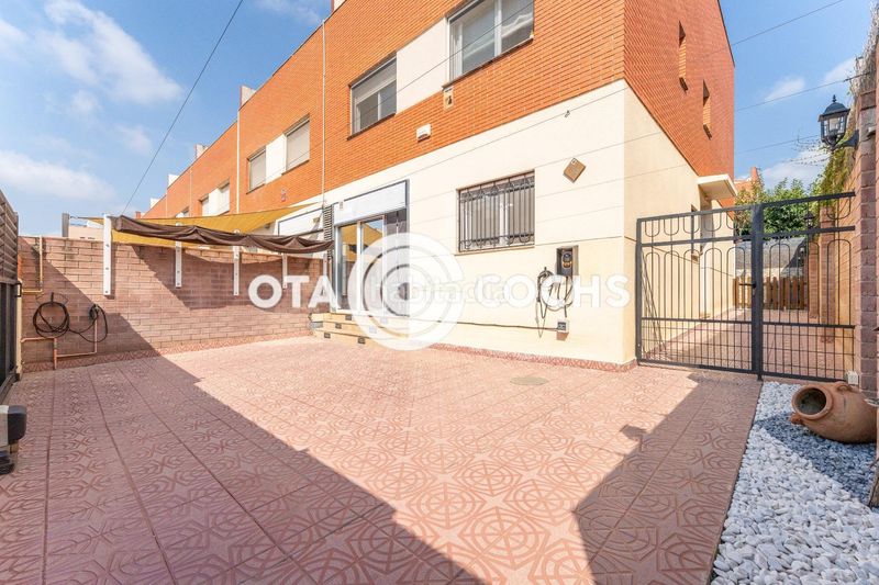 Foto e59c37e3-b7e7-4412-8078-02711be33574. Casa adossada amb calefacció aparcament piscina a Reus