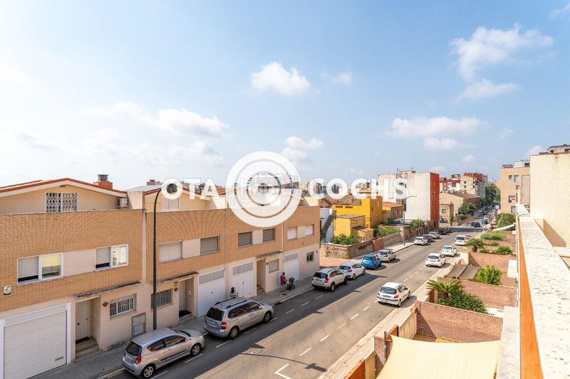Foto ebd840b8-415f-45dc-96f6-c5371b41b064. Casa adossada amb calefacció aparcament piscina a Reus
