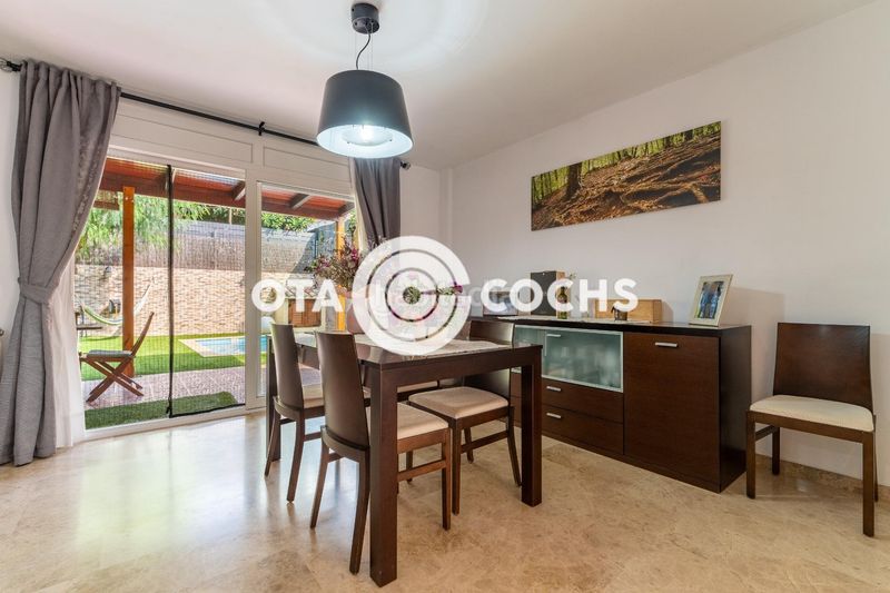 Foto f6ab4c8c-ae40-401f-8ddb-907166b6d2fd. Casa adossada amb calefacció aparcament piscina a Reus