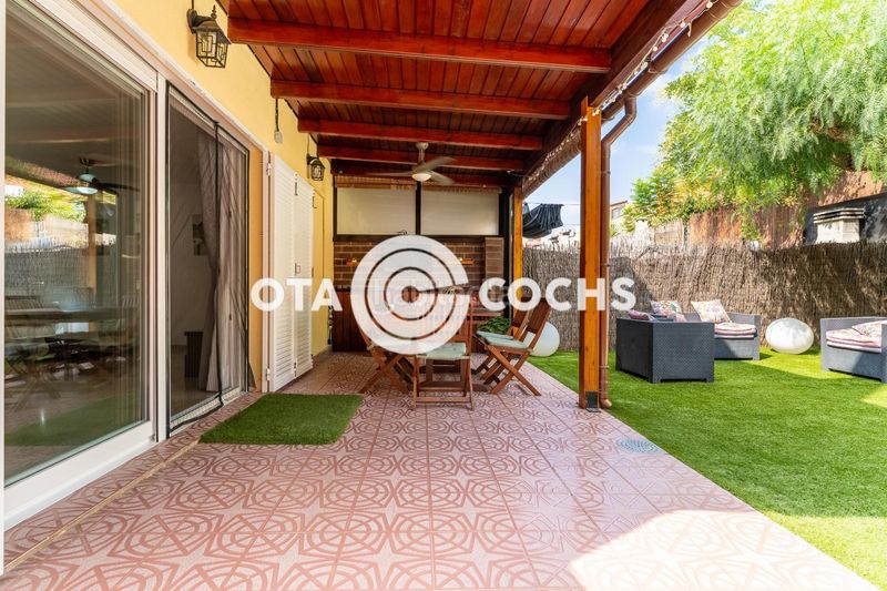 Foto fa2bcd03-c2da-4a45-913b-54d50024ab1b. Casa adossada amb calefacció aparcament piscina a Reus