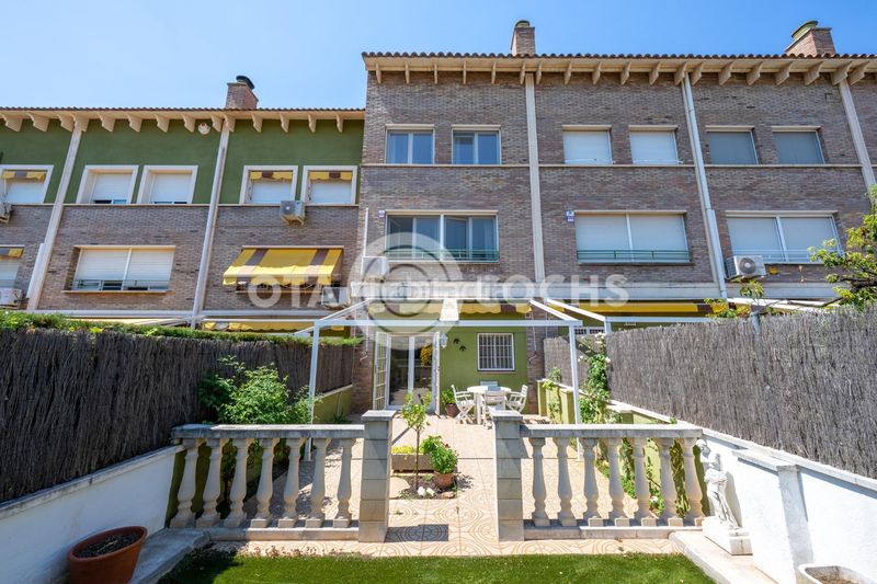Foto c02dc031-a3a9-4f72-b762-ea1d07782c8b. Casa adossada amb calefacció aparcament a Ponent Reus