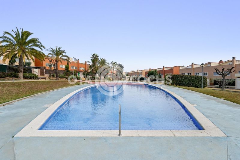 Foto 1b4791bc-01eb-4d3c-9ea3-40e189a7bad0. Pis amb calefacció aparcament piscina a Mestral Reus