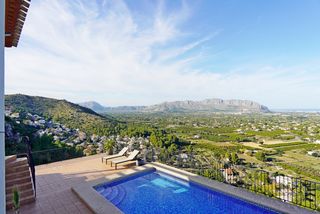 Xalet a Pedreguer. Villa independiente reformada con piscina y vistas abiertas en m