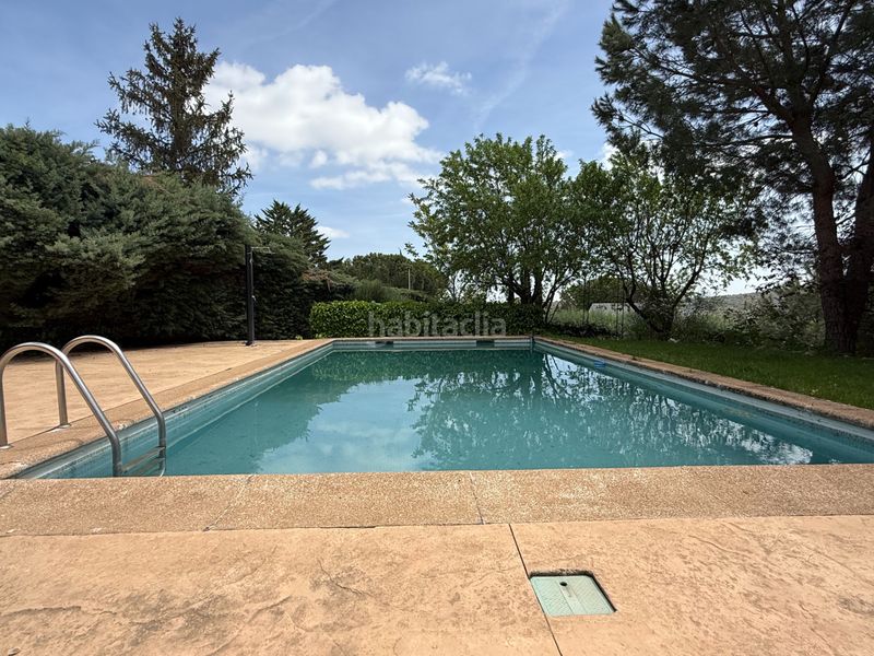 Foto 0a981c18-880c-4ba1-aedd-f046fb5f1e6d. Xalet amb xemeneia calefacció aparcament piscina a Valdemorillo