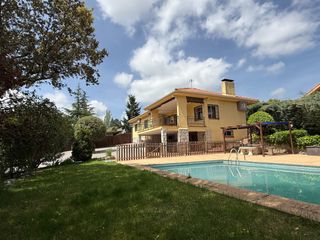 Chalet in Mojadillas-Parque de las Infantas-El Paraiso. Chalet con gran parcel, en una de las mejores urbanizaciones de