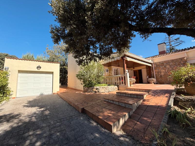 Foto c4dedb0b-7aee-4b9d-a0c3-c4d57cbc1fd9. Chalet avec cheminée chauffage parking piscine dans Valdemorillo