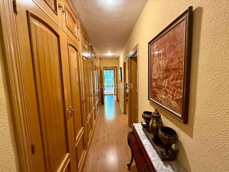 Foto d159b7cb-303f-4a4c-b1a7-fbb4a4b36d49. Chalet con camino riscaldamento parcheggio piscina in Valdemorillo