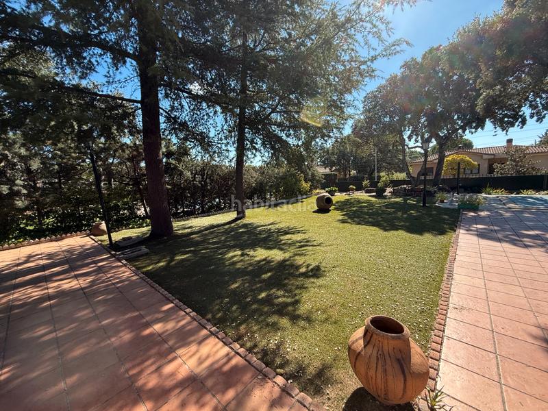 Foto f584c38f-a62e-444c-8d1f-b6fc5e97ec76. Chalet con camino riscaldamento parcheggio piscina in Valdemorillo