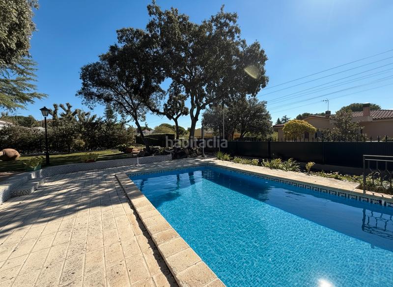 Foto f86b29c9-0ca7-4db3-8ee7-1d2375ce53ee. Chalet con camino riscaldamento parcheggio piscina in Valdemorillo