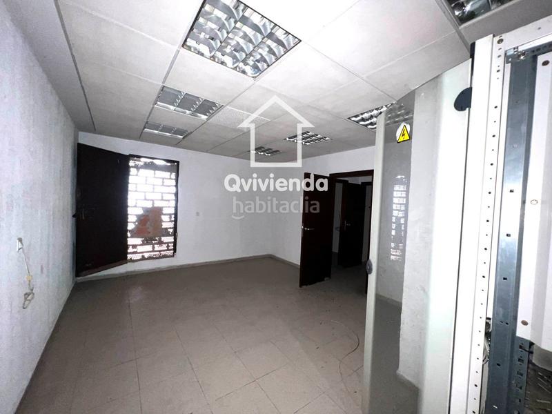 Foto c087dda0-8f71-42ac-83d1-077791c5f78c. Local comercial  en La Serreta Rubí