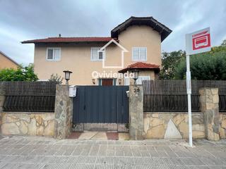 Maison  Tres. Casa ocupada de 3 habitaciones con piscina y patio ubicada en sa