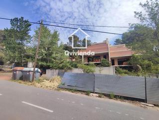 Édifice  Canaleta de la. Promoción de 4 chalets pareados en construcción en sant feliu de