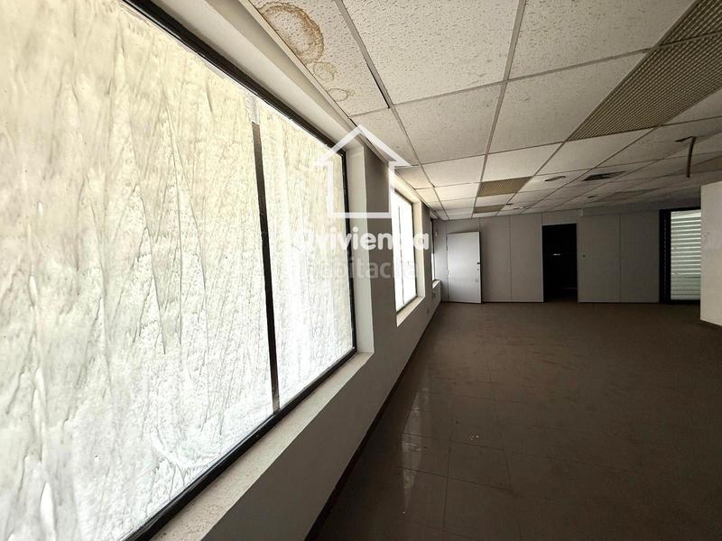 Foto 045a2b1a-5d5f-44e0-9dbc-23971bf5df98. Alquiler local comercial  situado en av. francesc macià en Sabadell