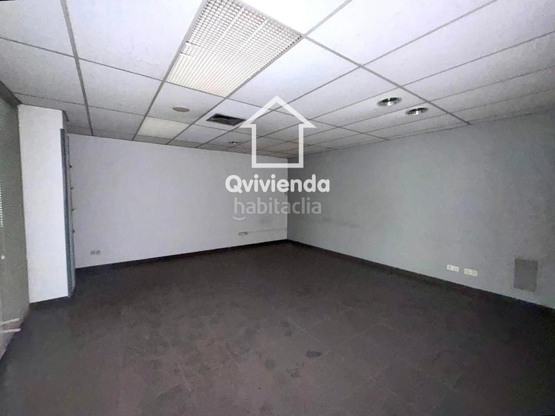 Foto 32b0b849-75af-4165-8f76-db5a6f84824e. Alquiler local comercial  situado en av. francesc macià en Sabadell